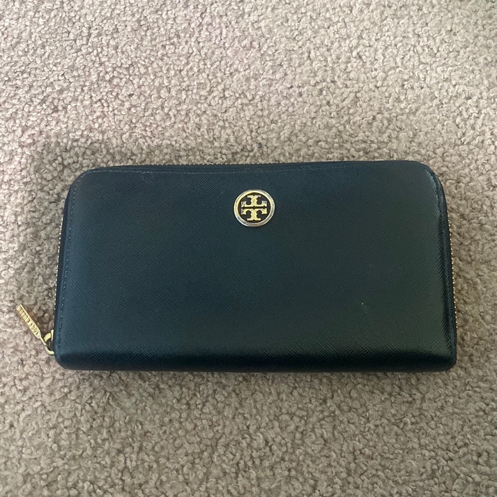 Tory Burch wallet - BEST OFFER , Item MUST GO